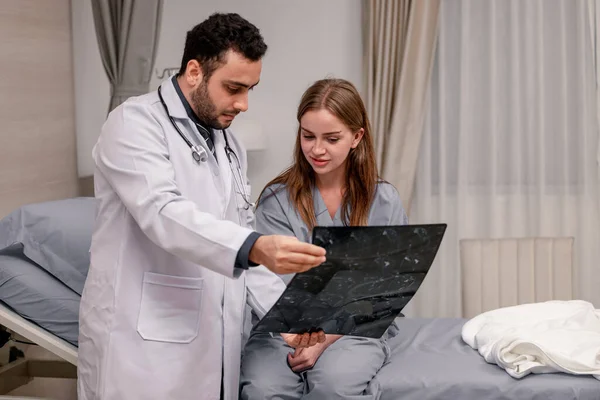 Arzt Und Radiologe Analysieren Medizinische Bilder Einschließlich Mrt Film Den — Stockfoto