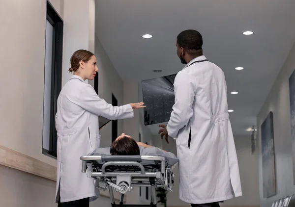 Läkare Och Radiolog Analysera Medicinska Bilder Inklusive Mrt Film För — Stockfoto