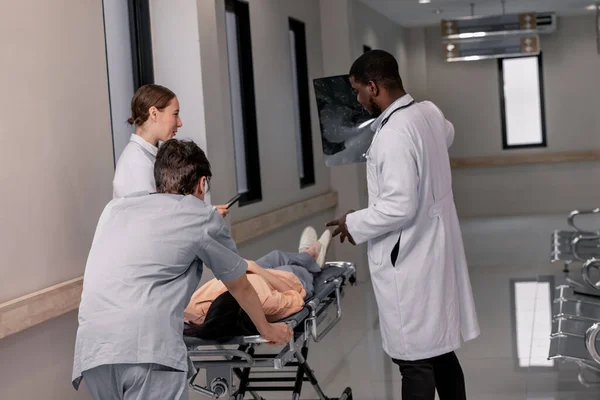 Läkare Och Radiolog Analysera Medicinska Bilder Inklusive Mrt Film För — Stockfoto