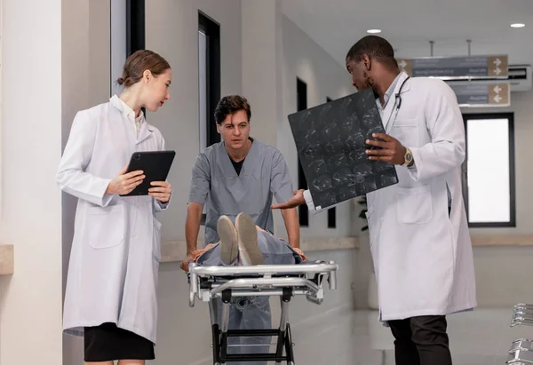 Arzt Und Radiologe Analysieren Medizinische Bilder Einschließlich Mrt Film Den — Stockfoto