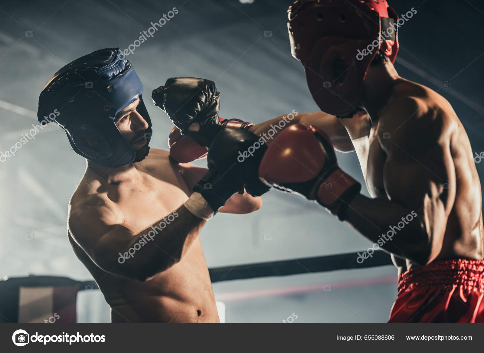 Boxer Používá Různé Kombinace Úderů Včetně Bodnutí Háku Zvedáku Kříže —  Stock Fotografie © tl.stockphoto@gmail.com #655088606