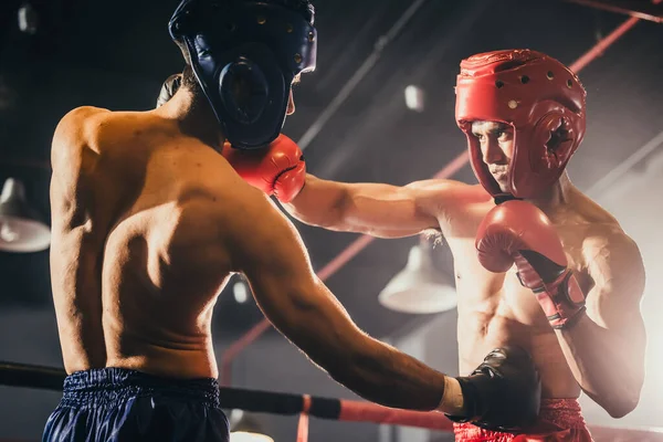 Boxer Maakt Gebruik Van Verschillende Punch Combinaties Waaronder Stoot Haak — Stockfoto
