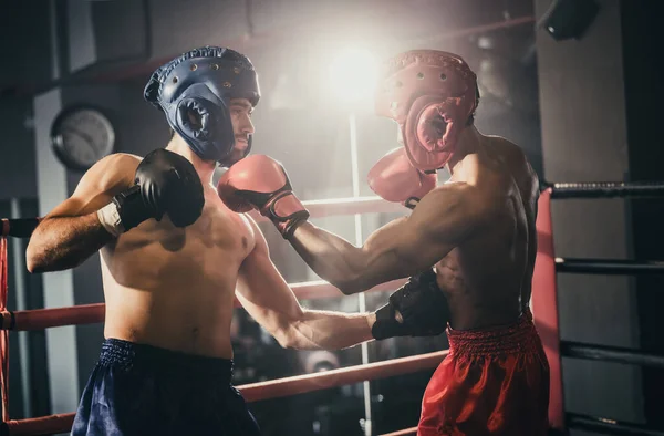 Boxer Maakt Gebruik Van Verschillende Punch Combinaties Waaronder Stoot Haak — Stockfoto