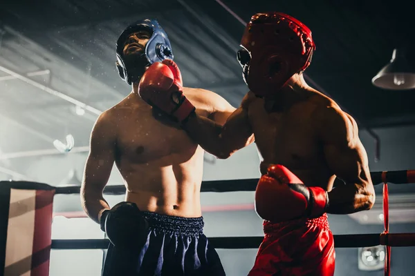 Boxer Χρησιμοποιούν Διάφορους Συνδυασμούς Γροθιά Συμπεριλαμβανομένης Της Τρύπημα Γάντζο Άπερκατ — Φωτογραφία Αρχείου