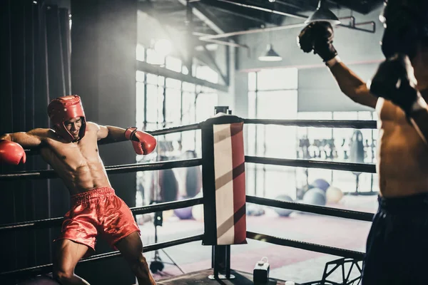 Boxer Používá Různé Kombinace Úderů Včetně Bodnutí Háku Zvedáku Kříže — Stock fotografie