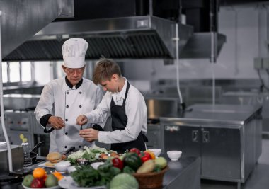 Gençler aşçılık okulundaki uzman şeflerden malzeme hazırlamayı ve çeşitli lezzetli yemekler yapmayı öğreniyorlar. Zevk ve koku duyularını birbirine bağlayan pratik bir aktivite hamburgerleri yapıyor..