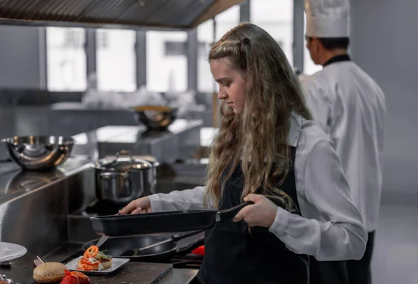 Nastolatki Uczą Się Ekspertów Kucharzy Szkole Kulinarnej Aby Przygotować Składniki — Zdjęcie stockowe
