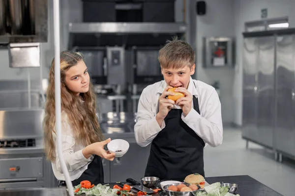 Les Adolescents Apprennent Des Chefs Experts École Culinaire Pour Préparer — Photo