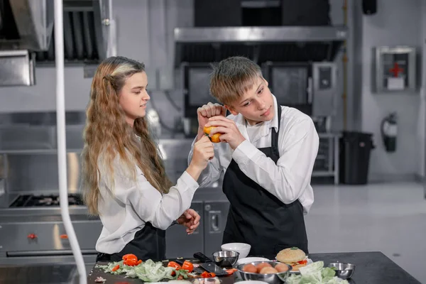 Teenagers Learn Expert Chefs Culinary School Prepare Ingredients Create Variety — Stock Photo, Image