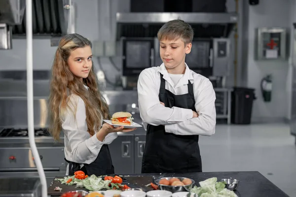Teenagere Lærer Ekspertkokke Kulinarisk Skole Forberede Ingredienser Skabe Række Velsmagende - Stock-foto