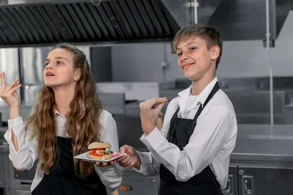Tieners Leren Van Deskundige Koks Culinaire School Ingrediënten Bereiden Een — Stockfoto