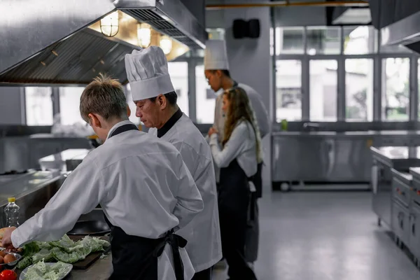 Los Adolescentes Aprenden Chefs Expertos Escuela Culinaria Para Preparar Ingredientes —  Fotos de Stock