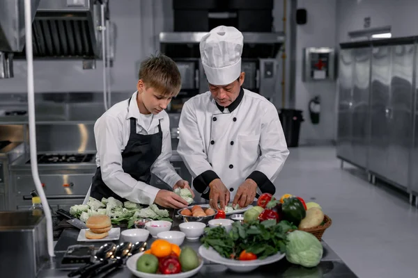 Gli Adolescenti Imparano Chef Esperti Della Scuola Cucina Preparare Ingredienti — Foto Stock