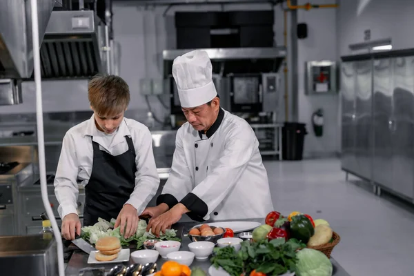 Tieners Leren Van Deskundige Koks Culinaire School Ingrediënten Bereiden Een — Stockfoto