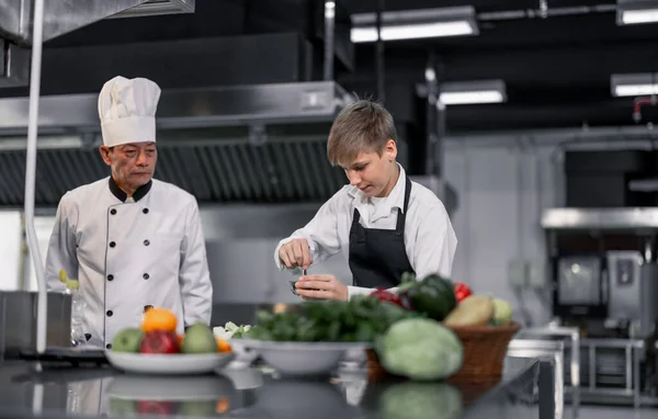 Nastolatki Uczą Się Ekspertów Kucharzy Szkole Kulinarnej Aby Przygotować Składniki — Zdjęcie stockowe