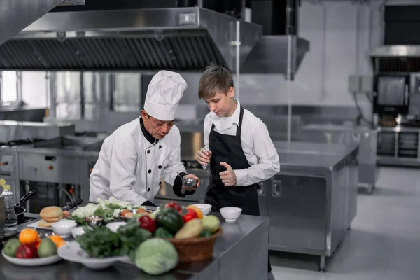 Έφηβοι Μαθαίνουν Από Ειδικούς Σεφ Στη Σχολή Μαγειρικής Για Προετοιμάσουν — Φωτογραφία Αρχείου