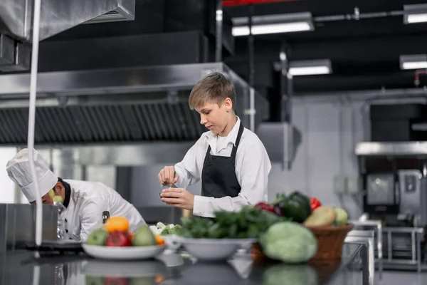 Los Adolescentes Aprenden Chefs Expertos Escuela Culinaria Para Preparar Ingredientes —  Fotos de Stock