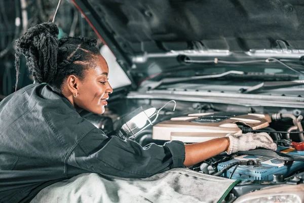 Experienced auto mechanics inspect car battery terminals and voltage to identify the cause of errors or defects. Perform diagnosis, repair, replace, and remove mechanical and electrical components.