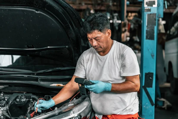 Ervaren Auto Mechanica Inspecteren Auto Batterij Terminals Spanning Oorzaak Van — Stockfoto