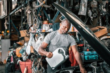 Alet ve ekipmanlarla otomatik mekanik teşhisler ve sorunlar. Araba cilalamak, fren ve direksiyon sistemlerini tamir etmek. Yağ göstergesi çubuğuyla yağ seviyelerini ölçüyor ve sonra döküyor ya da değiştiriyor..