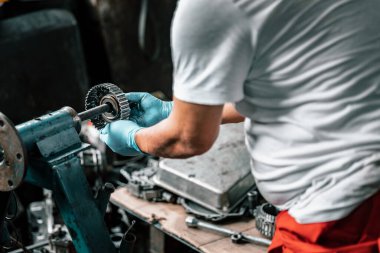 Alet ve ekipmanlarla otomatik mekanik teşhisler ve sorunlar. Araba cilalamak, fren ve direksiyon sistemlerini tamir etmek. Yağ göstergesi çubuğuyla yağ seviyelerini ölçüyor ve sonra döküyor ya da değiştiriyor..