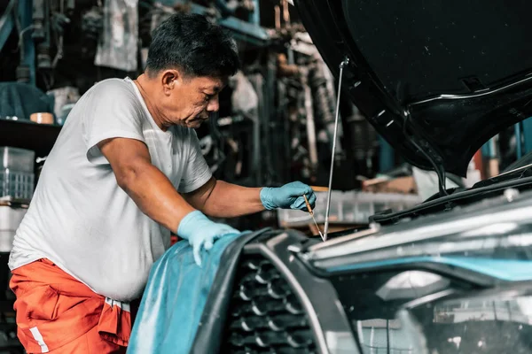 Auto Mechanic Diagnose Troubleshoots Tools Equipment Polishing Car Fixing Braking — Stock Photo, Image