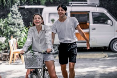 Müstakbel hayat arkadaşları birlikte bisiklete biniyorlar. Genç bir çiftin romantik aşkı, şefkati ve bağlılığı. Uzun birliktelik ve karşılıklı anlayış yakın bir ilişkinin büyümesini artırır