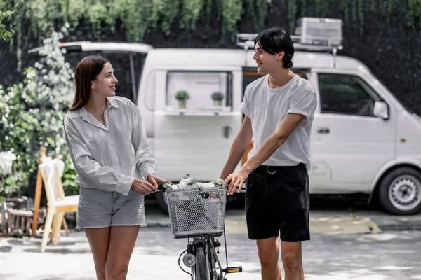 Müstakbel Hayat Arkadaşları Birlikte Bisiklete Biniyorlar Genç Bir Çiftin Romantik — Stok fotoğraf