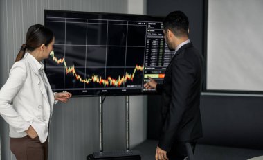 Mali danışmanlar, işletme faaliyetlerinden elde edilen verileri kullanarak bir şirketin mali performansını değerlendirmek için işbirliği yaparlar. Takım üyeleri bir iş planı geliştirmek için bir tartışma toplantısında birlikte çalışırlar..