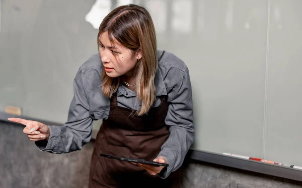 Jovens Cafeteiras Adultas Trabalham Com Baristas Qualificados Para Criar Menus — Fotografia de Stock