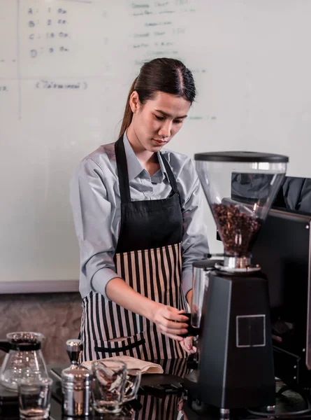 Unga Vuxna Kaffebryggare Arbetar Med Skickliga Baristas För Att Skapa — Stockfoto