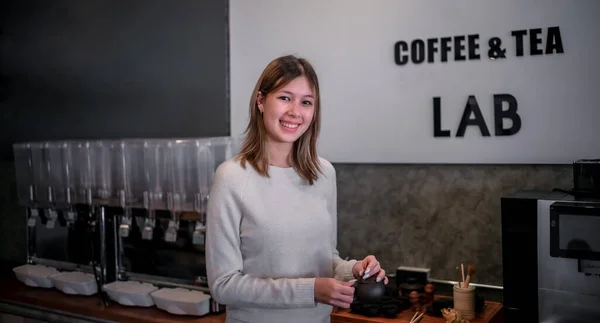 Cafeteras Para Adultos Jóvenes Trabajan Con Baristas Expertos Para Crear —  Fotos de Stock