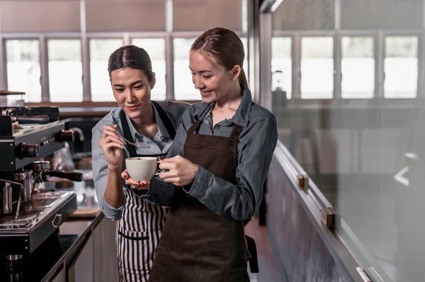 Junge Erwachsene Kaffeemaschinen Arbeiten Mit Erfahrenen Baristas Zusammen Menüs Kreieren — Stockfoto