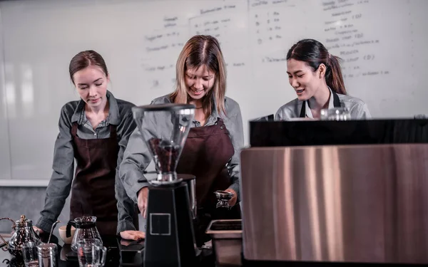 Genç Yetişkin Kahve Makineleri Menü Yapmak Için Yetenekli Baristlerle Çalışır — Stok fotoğraf