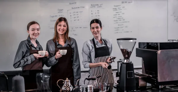 업자들은 메뉴를 만들기 바리스타와 일한다 머신을 이용해서 뜨겁고 커피를 만드는 — 스톡 사진