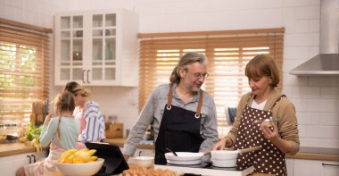 Nesiller boyu aile üyeleri tablet üzerinde yeni ve zevkli tarifler keşfettiler, sağlıklı yemek seçimleri yaptılar, birlikte yemek pişirdiler ve yemeklerin tadını çıkardılar. Aile toplantıları ilişkileri yenilemeye ve güçlendirmeye yardımcı olur.