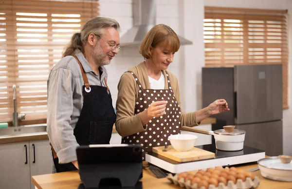 Casais Seus Anos Dourados Cozinham Juntos Conversa Profunda Pode Trazer — Fotografia de Stock