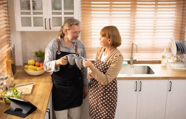 Casais Seus Anos Dourados Cozinham Juntos Conversa Profunda Pode Trazer — Fotografia de Stock