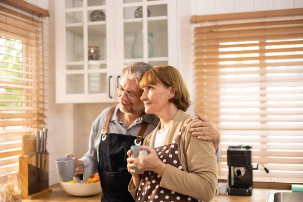 Les Couples Dans Leurs Années Cuisinent Ensemble Parler Profondément Peut — Photo