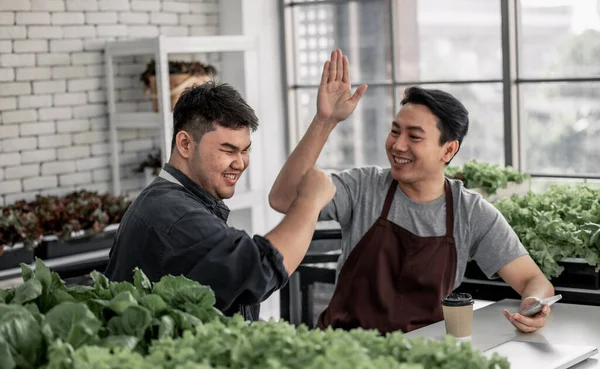 Vegetable Seller Celebrated His Staff Receiving Large Number Orders Phone — Stock Photo, Image