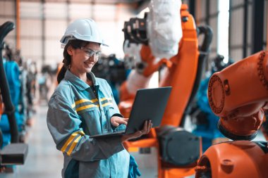 Robot mühendisi, robotun standart şartlarda kalmasını sağlamak için denetim, test ve çalıştırma yoluyla düzenli bakım gerçekleştirir. Hasarlı kayıt, raporlama, tamamlanmamış ögeleri denetleyiciye bildirir.