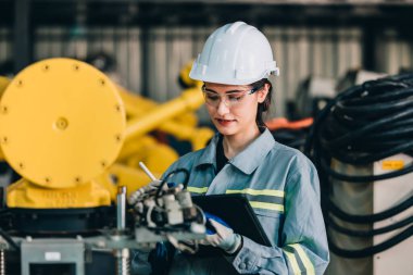 Robot mühendisi, robotun standart şartlarda kalmasını sağlamak için denetim, test ve çalıştırma yoluyla düzenli bakım gerçekleştirir. Hasarlı kayıt, raporlama, tamamlanmamış ögeleri denetleyiciye bildirir.