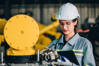 Robot mühendisi, robotun standart şartlarda kalmasını sağlamak için denetim, test ve çalıştırma yoluyla düzenli bakım gerçekleştirir. Hasarlı kayıt, raporlama, tamamlanmamış ögeleri denetleyiciye bildirir.