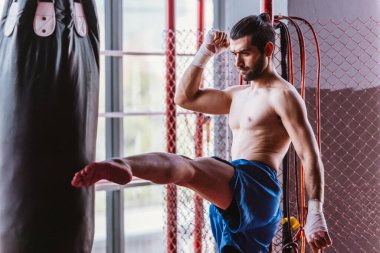 Profesyonel seviyedeki boksörler kum torbalarını yumruklayarak ve tekmeleyerek rutin olarak antrenman yaparlar. Bireyin kariyerinde başarılı olmak, öz disiplin, kararlılık ve sabır temel niteliklerdir..