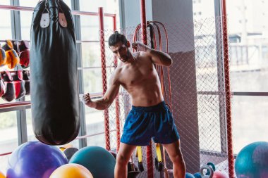 Profesyonel seviyedeki boksörler kum torbalarını yumruklayarak ve tekmeleyerek rutin olarak antrenman yaparlar. Bireyin kariyerinde başarılı olmak, öz disiplin, kararlılık ve sabır temel niteliklerdir..