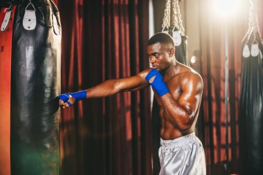 Profesyonel seviyedeki boksörler kum torbalarını yumruklayarak ve tekmeleyerek rutin olarak antrenman yaparlar. Bireyin kariyerinde başarılı olmak, öz disiplin, kararlılık ve sabır temel niteliklerdir..