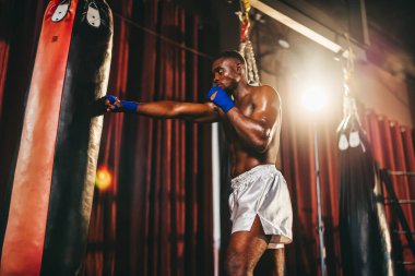 Profesyonel seviyedeki boksörler kum torbalarını yumruklayarak ve tekmeleyerek rutin olarak antrenman yaparlar. Bireyin kariyerinde başarılı olmak, öz disiplin, kararlılık ve sabır temel niteliklerdir..