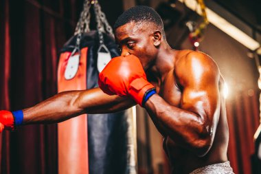 Profesyonel seviyedeki boksörler kum torbalarını yumruklayarak ve tekmeleyerek rutin olarak antrenman yaparlar. Bireyin kariyerinde başarılı olmak, öz disiplin, kararlılık ve sabır temel niteliklerdir..