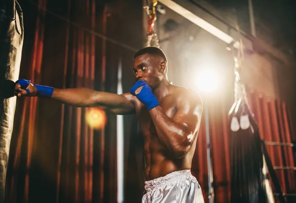 Boxer Auf Professionellem Niveau Trainieren Routiniert Indem Sie Sandsäcke Boxen — Stockfoto