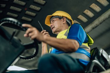 Folklift operatörü, folklörleri nakletmeye, dağıtmaya, malları raflara ve paletlere yerleştirmeye yönlendiriyor. Telsiz alıcısı aracılığıyla iş arkadaşları ve yöneticilerle ilgili işletim prosedürlerini güncellemeye devam et.